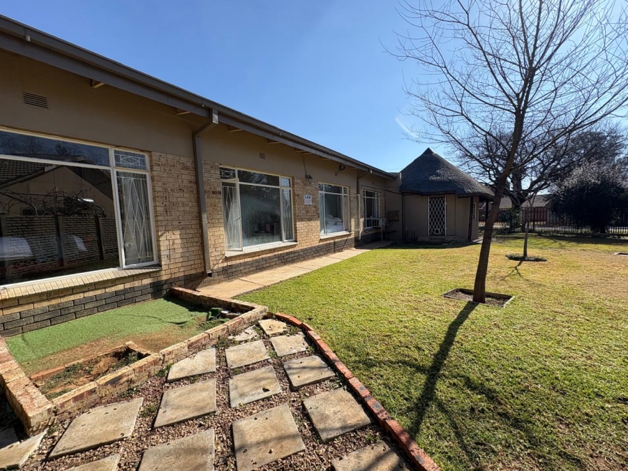 To Let 5 Bedroom Property for Rent in Merriespruit Free State